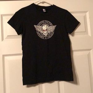 Black t shirt with logo of skull